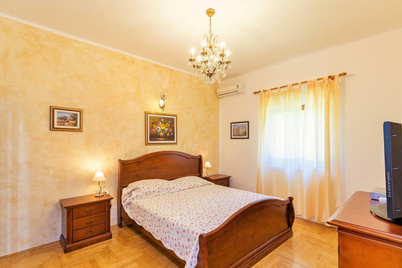 Holiday Home Sarita Sisan Exterior photo