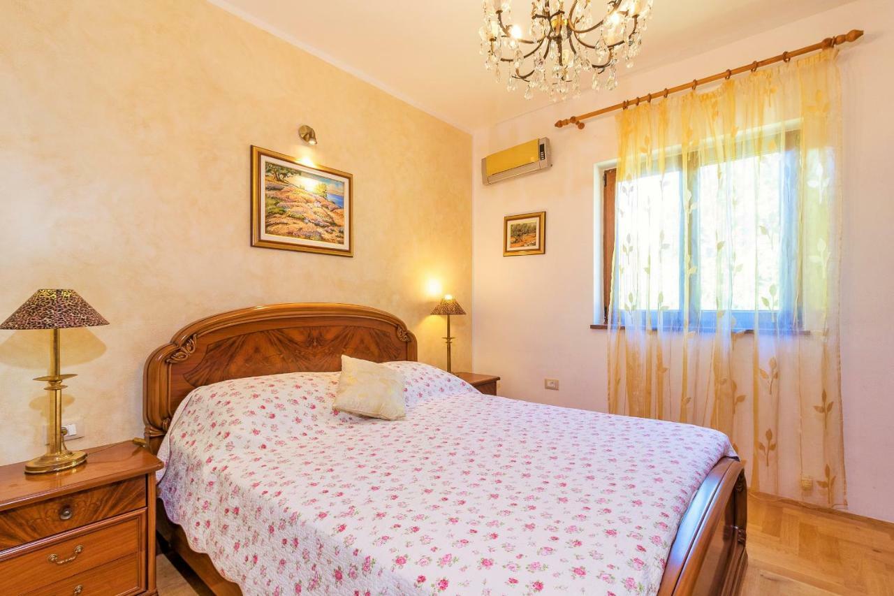 Holiday Home Sarita Sisan Exterior photo