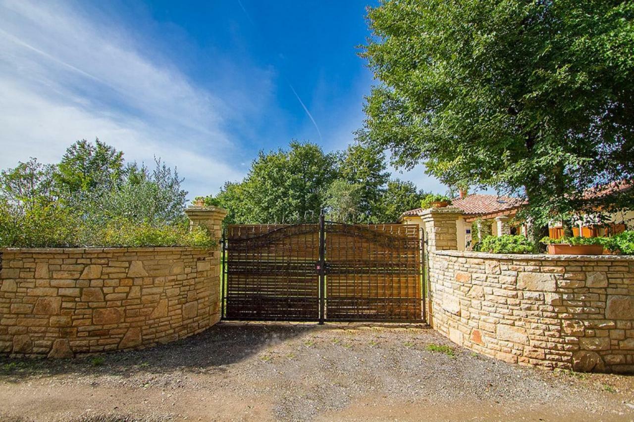 Holiday Home Sarita Sisan Exterior photo