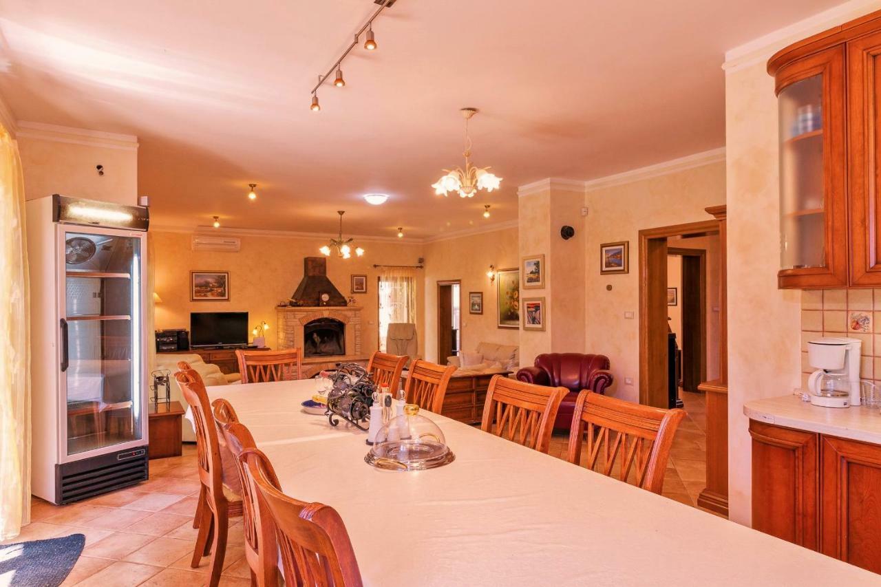Holiday Home Sarita Sisan Exterior photo